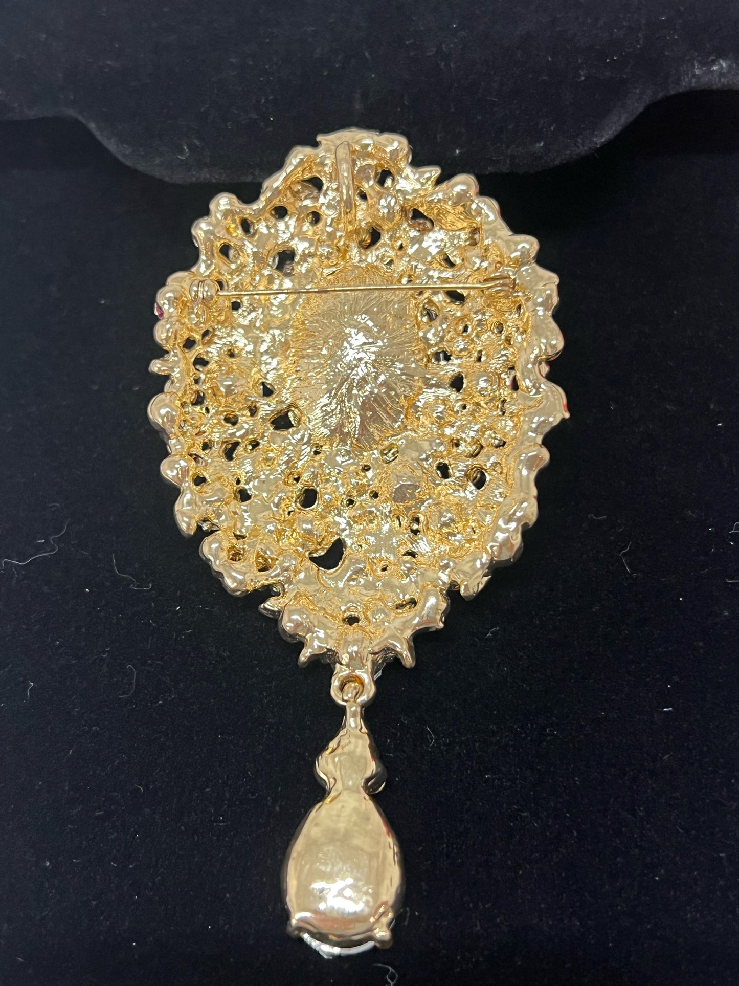 Vintage rhinestone pin or pendant