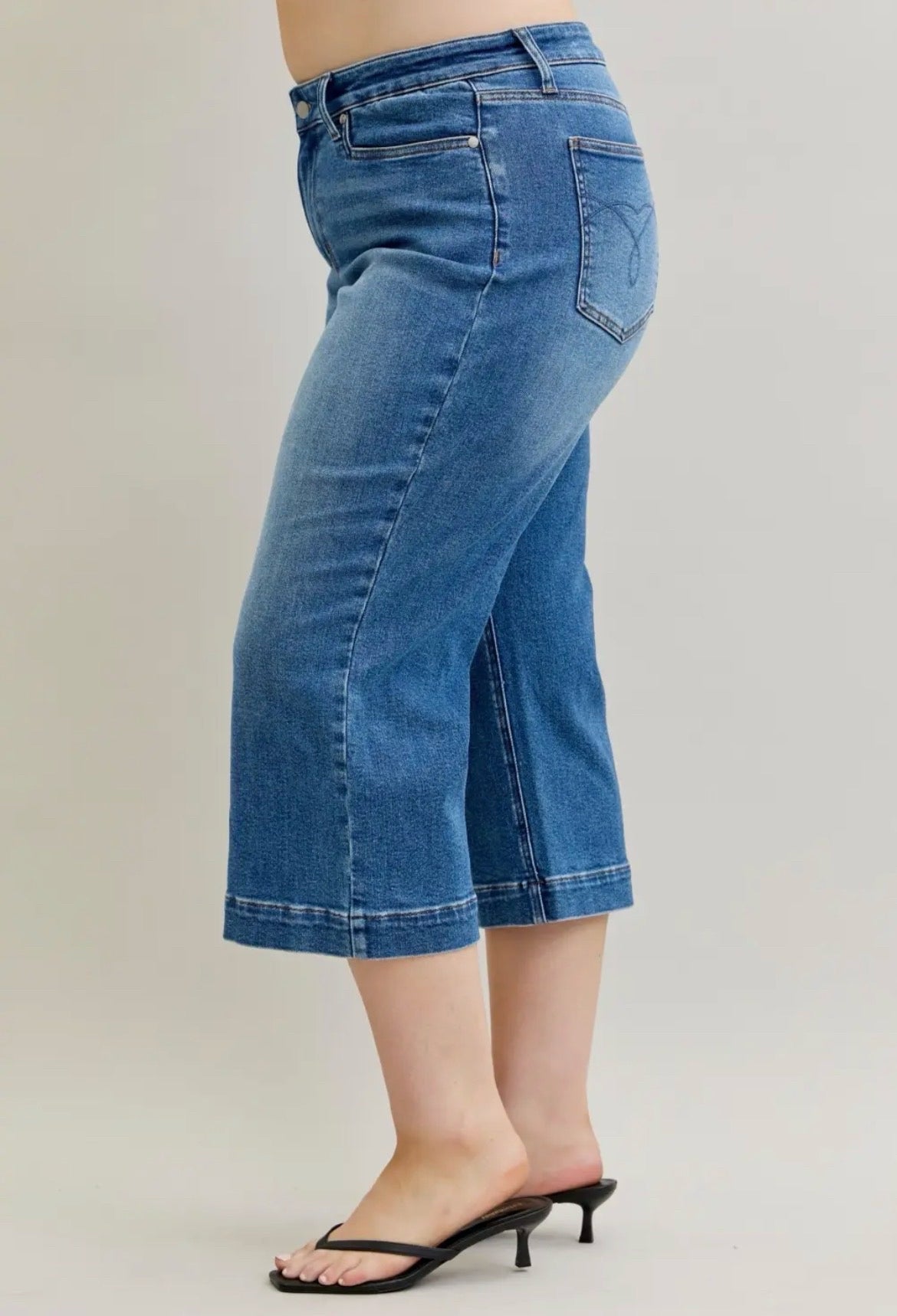 Judy Blue Midrise Wide Leg Crop Jeans Vintage Pocket Detail