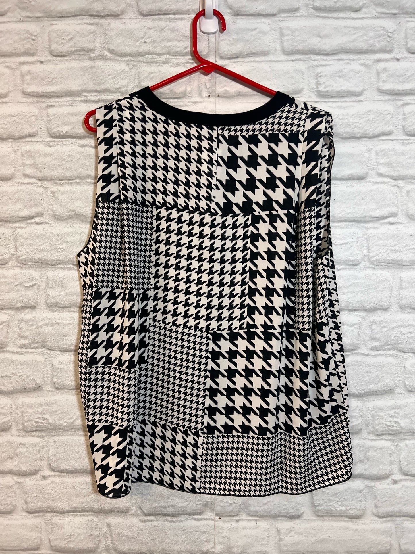 Size M CAbi Black & White Houndstooth Checked Blouse