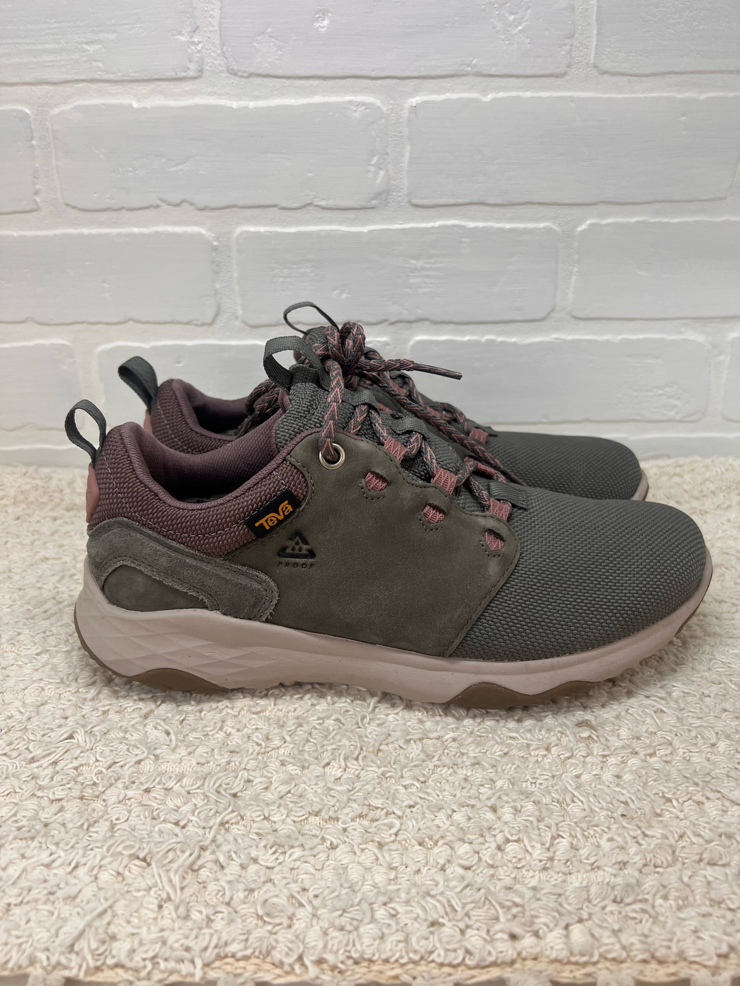 Women's Teva Canyonview Hiking Shoes in Size 7.5