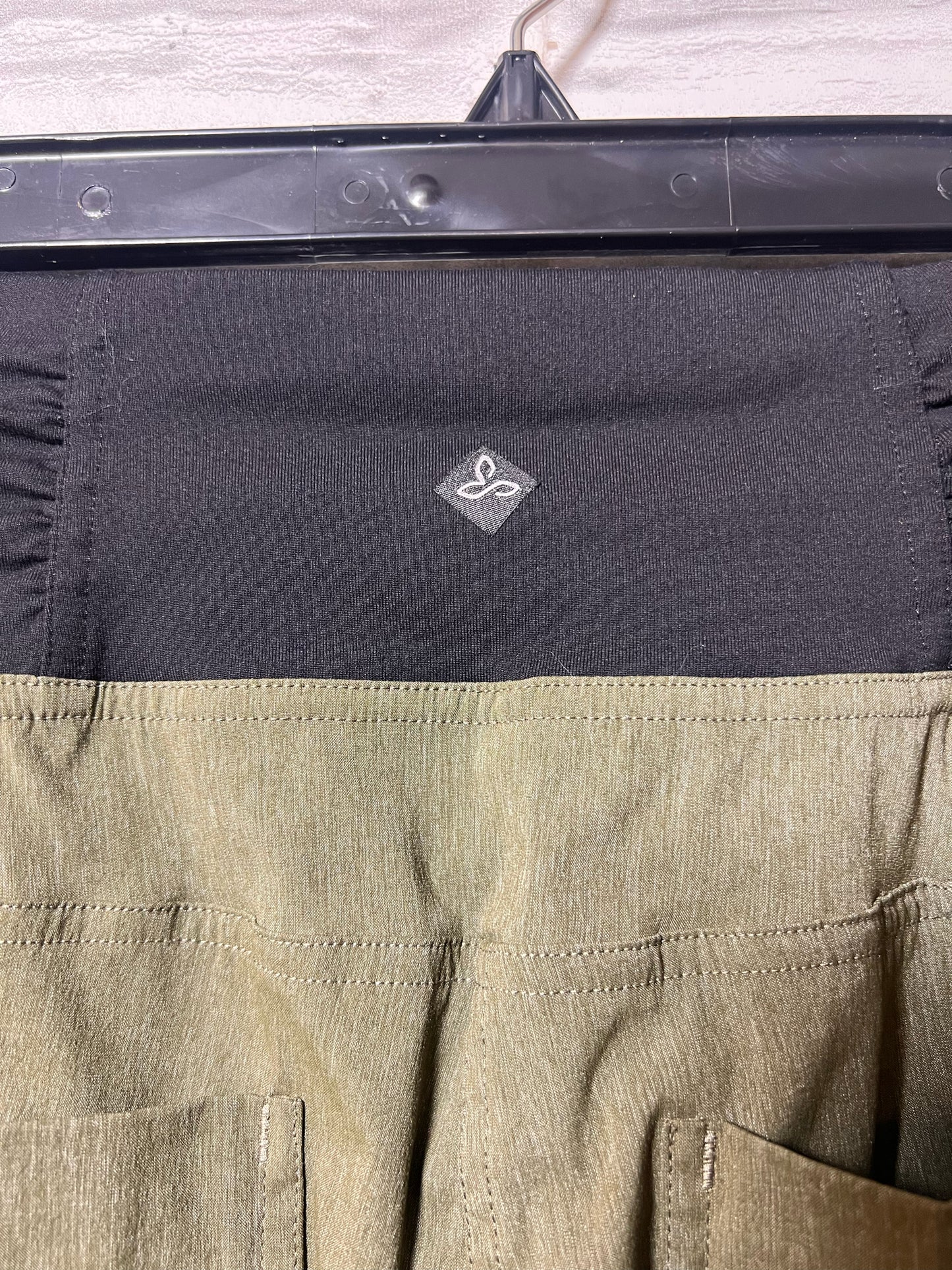 PrAna Size M Green Pull on Style Cropped Length Pants