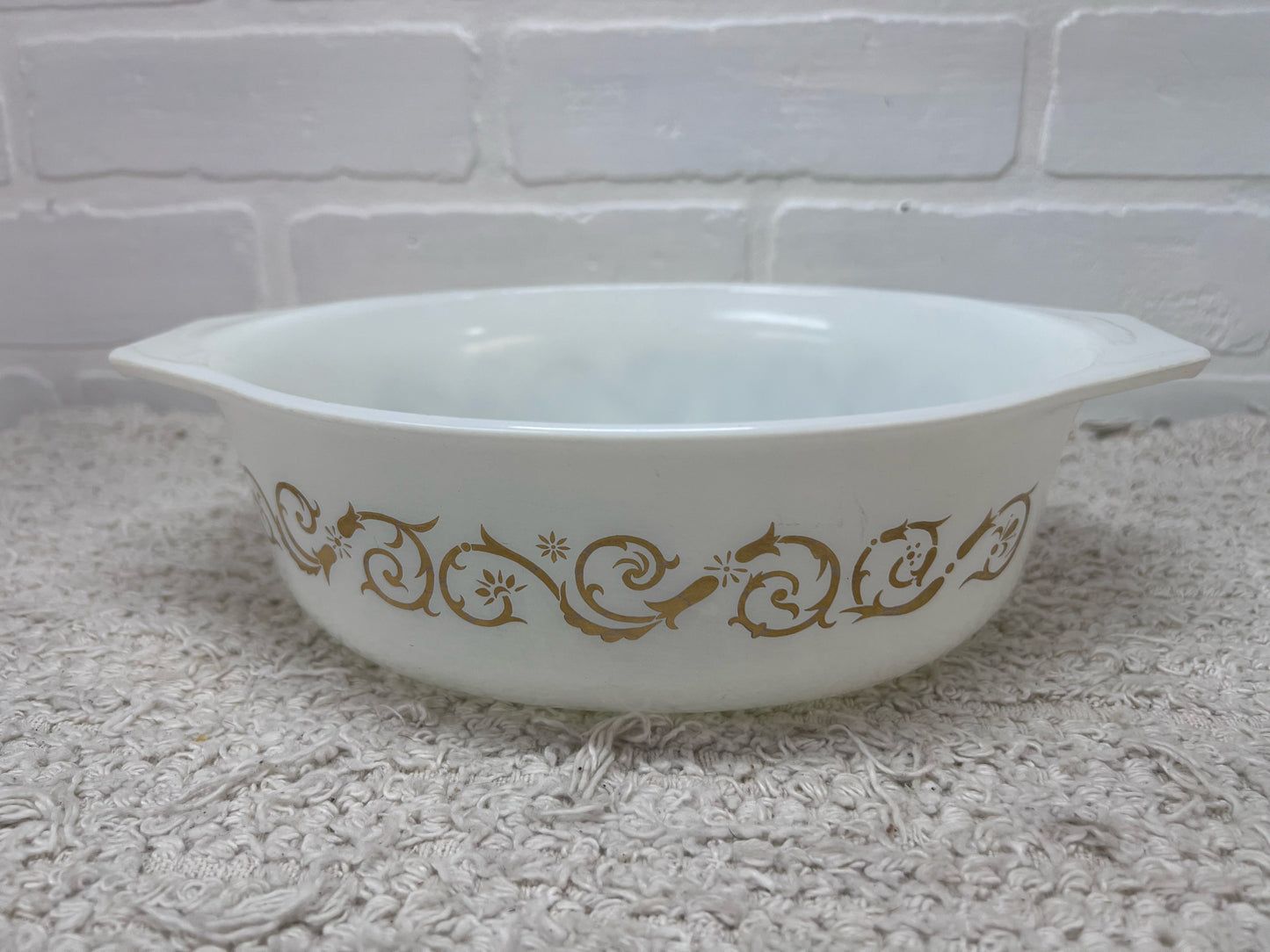 Pyrex Casserole Dish - 1.5 quart oval with white & gold