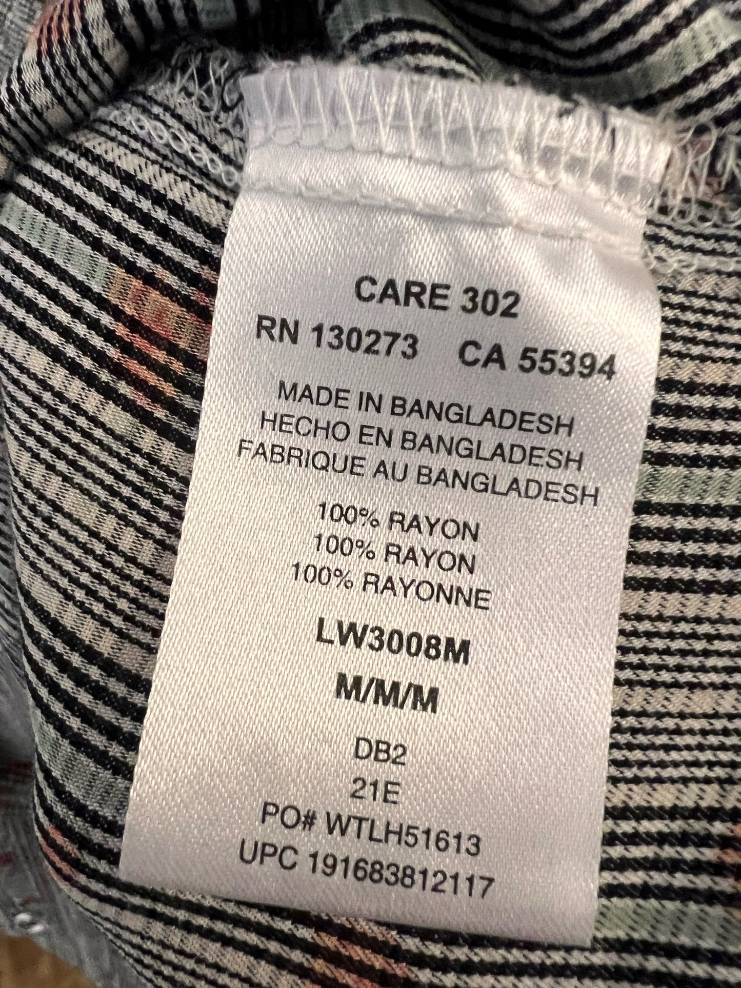 Size M Retro Wrangler snap front shirt