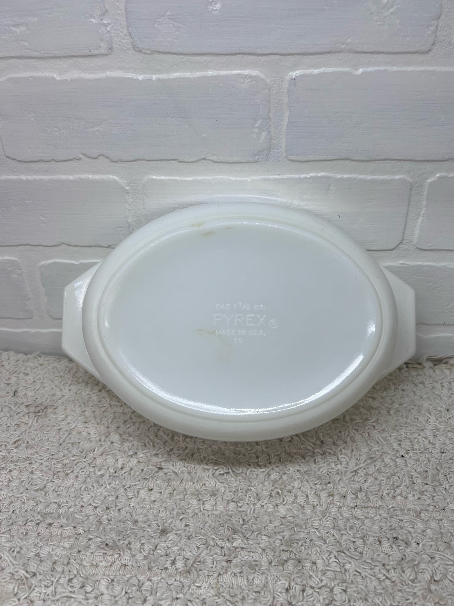 Pyrex Casserole Dish - 1.5 quart oval with white & gold