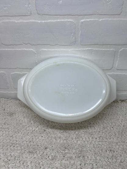 Pyrex Casserole Dish - 1.5 quart oval with white & gold