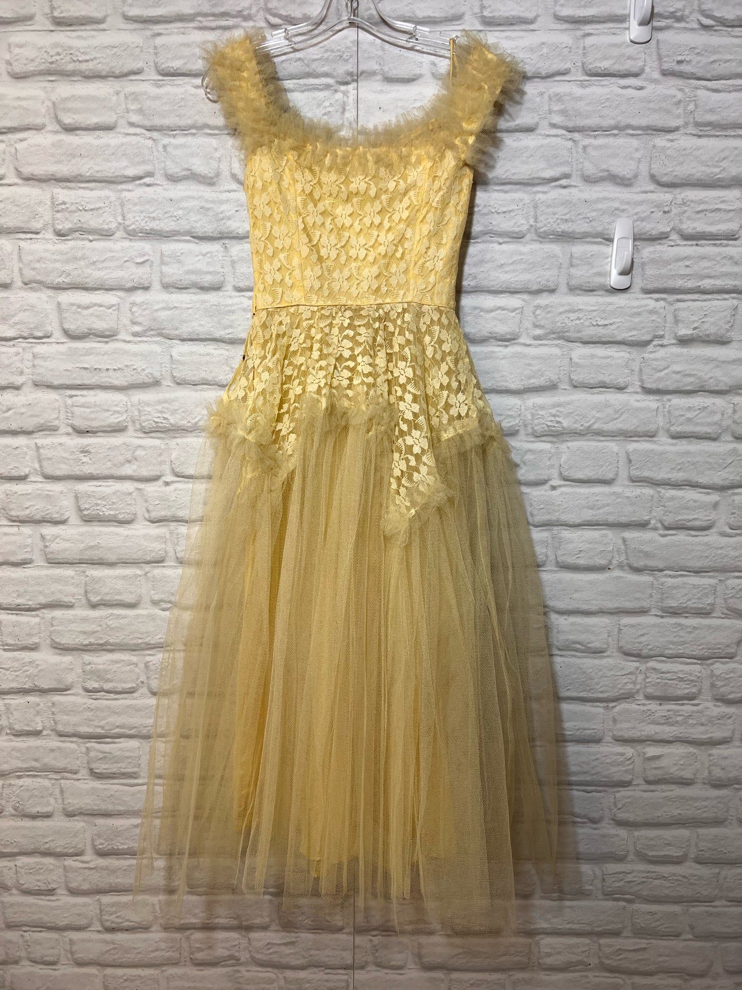 Vintage Yellow Tulle & Lace 1950's Formal/Prom/Party Dress