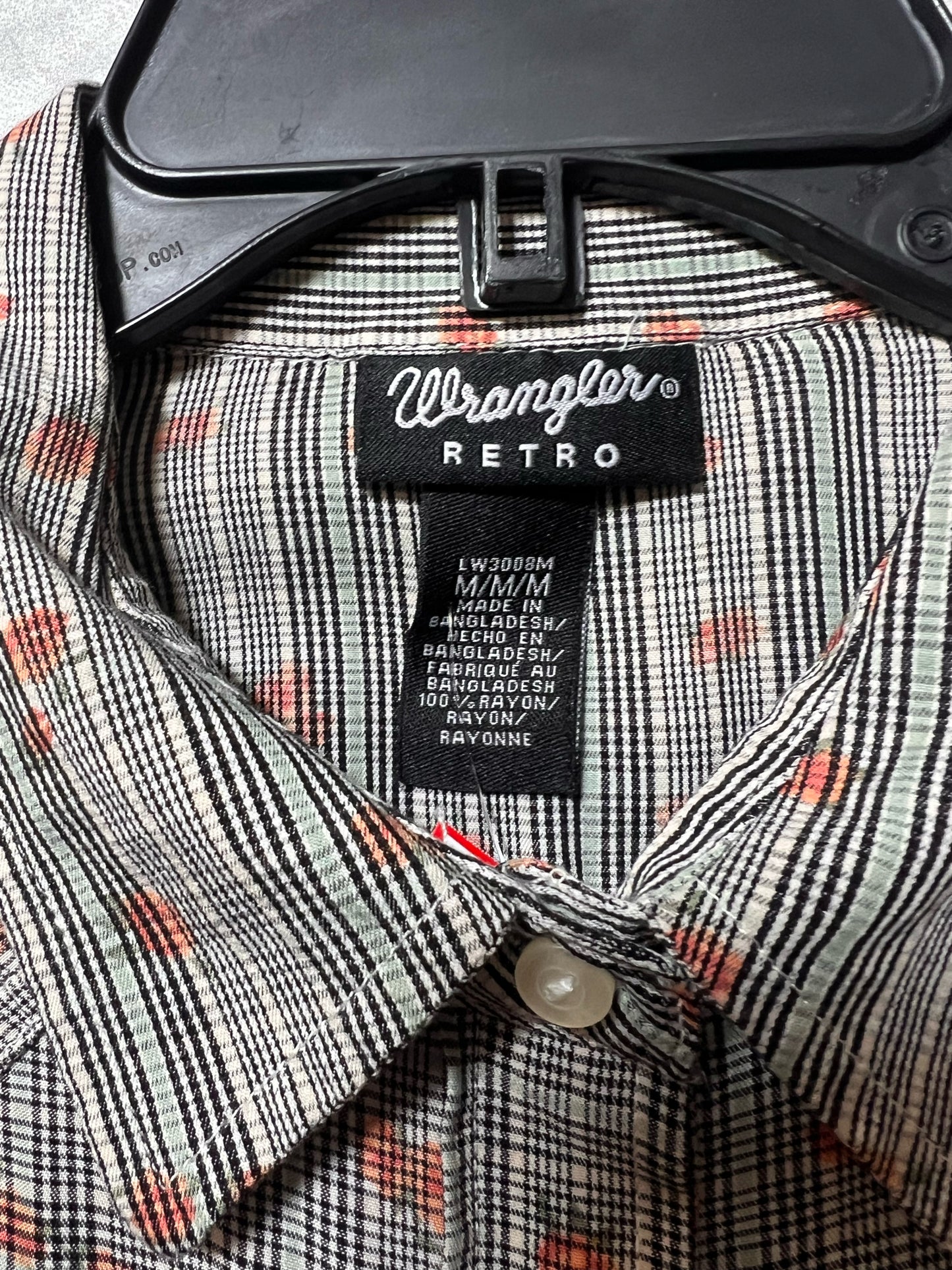 Size M Retro Wrangler snap front shirt