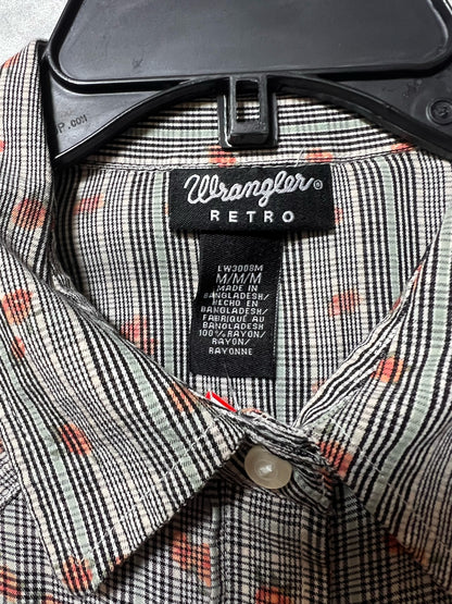 Size M Retro Wrangler snap front shirt