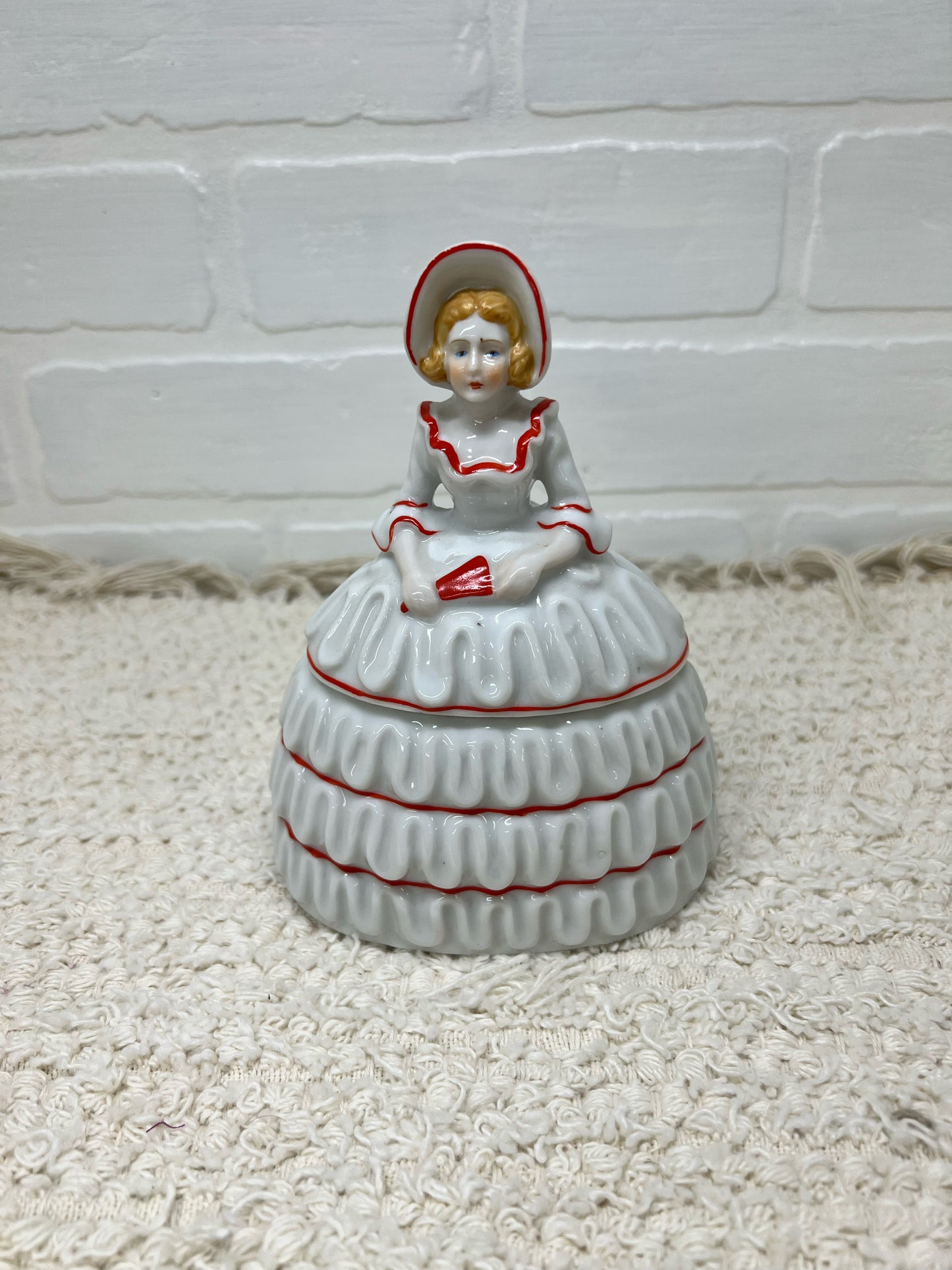 Vintage lady trinket/powder box