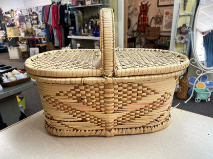Vintage Wicker Hamper/Picnic Basket