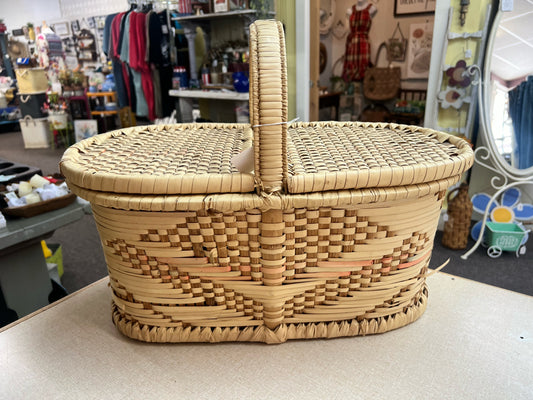 Vintage Wicker Hamper/Picnic Basket