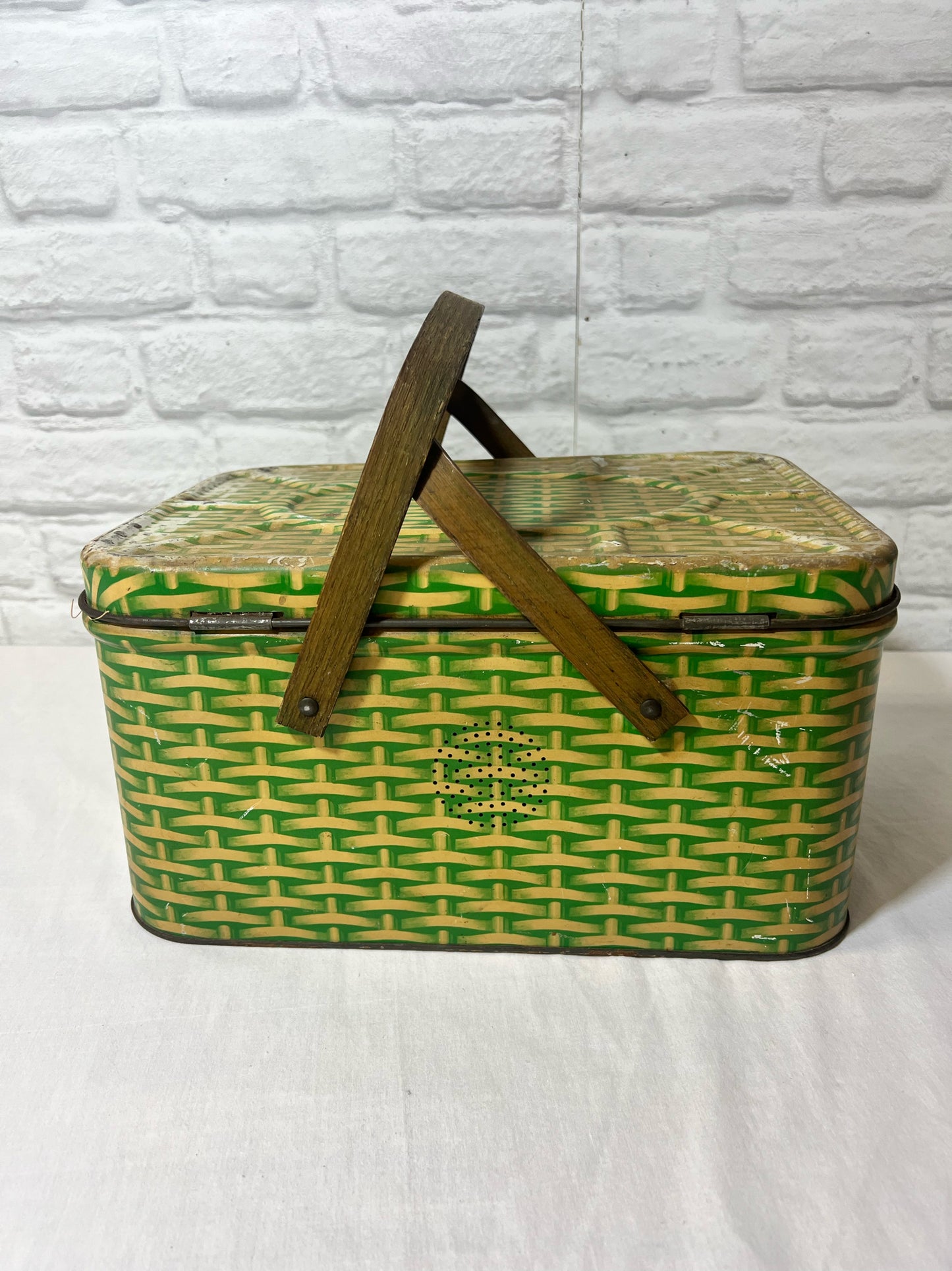 Vintage metal bread box/picnic basket