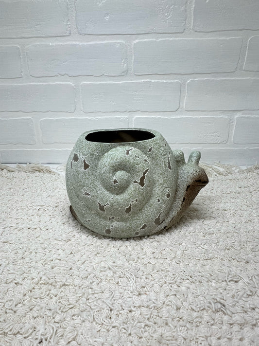 Rustic resin snail planter