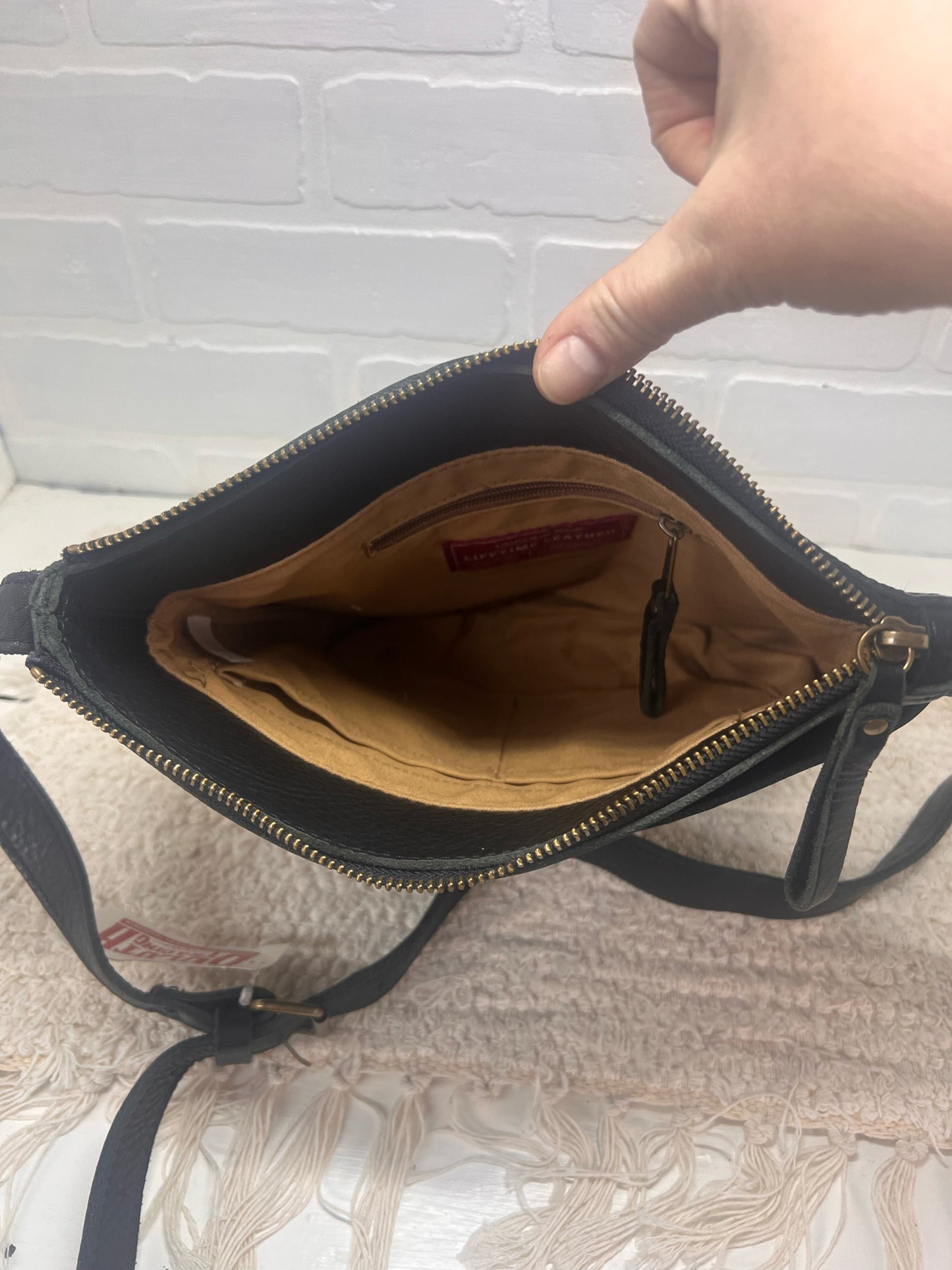 Duluth Trading Co. NWT Lifetyle Leather Sling Bag