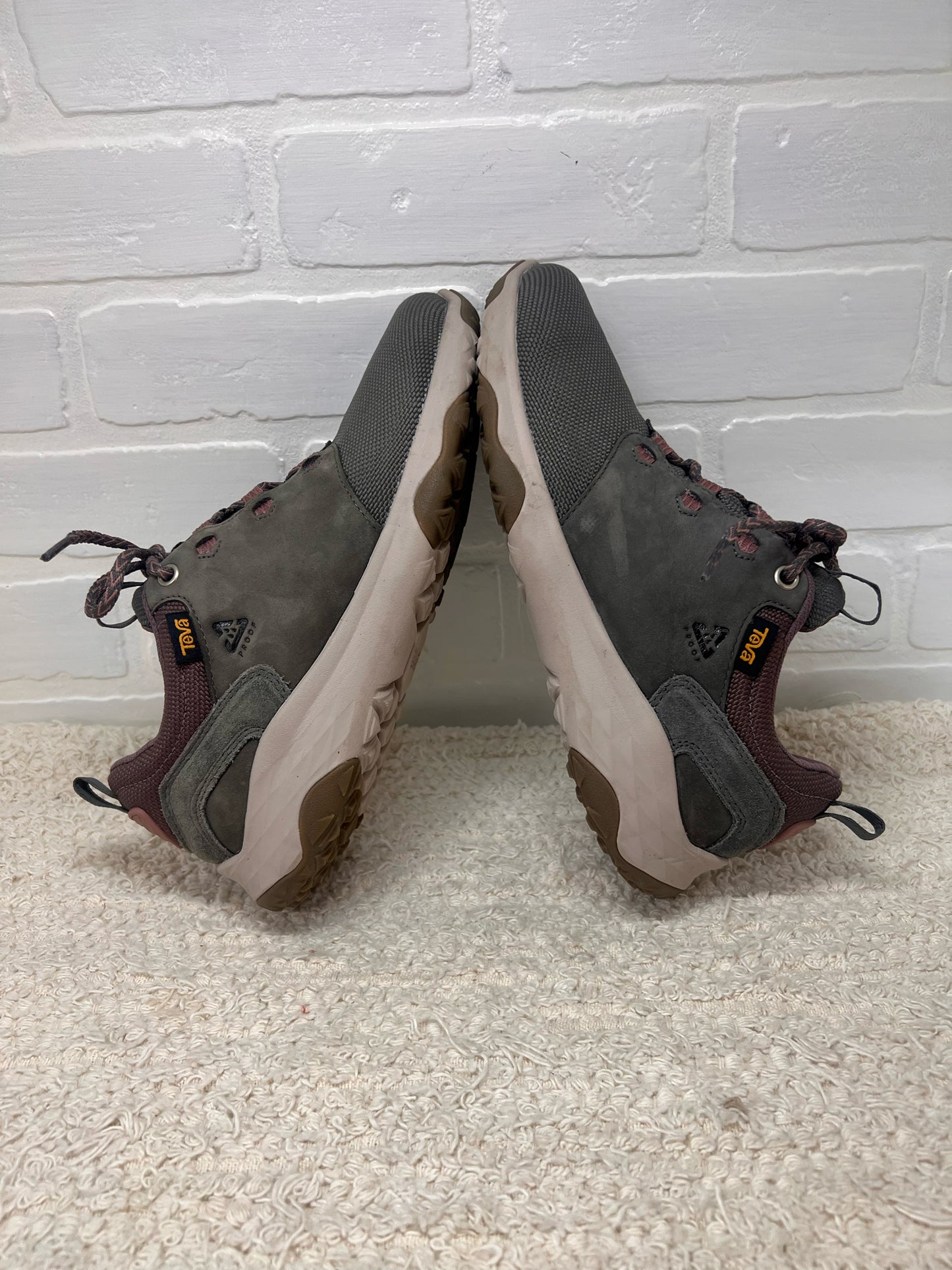 Women's Teva Canyonview Hiking Shoes in Size 7.5