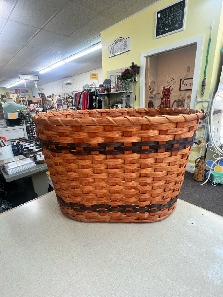 Large Amish Made Laundry Basket/Hamper