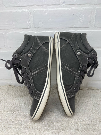 Shoe Size 8 Taos Gray Canvas Top Star Sneakers