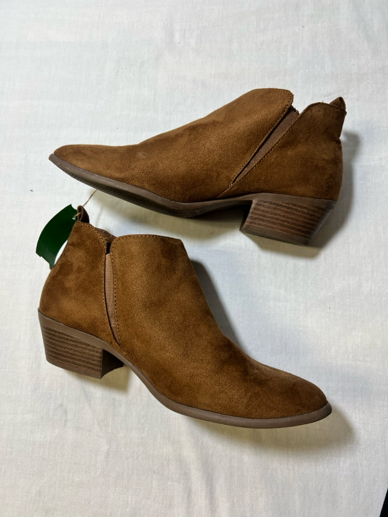 Shoe Size 9 American Eagle brown pull on booties