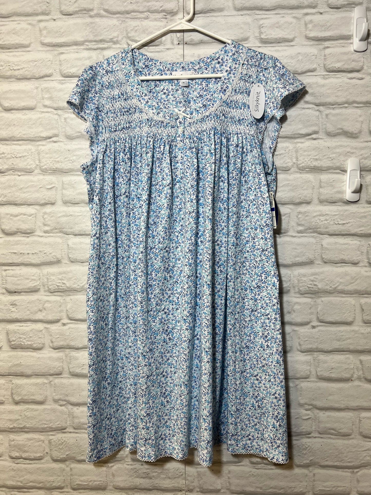 Size XL Miss Elaine NWT blue & white nightgown