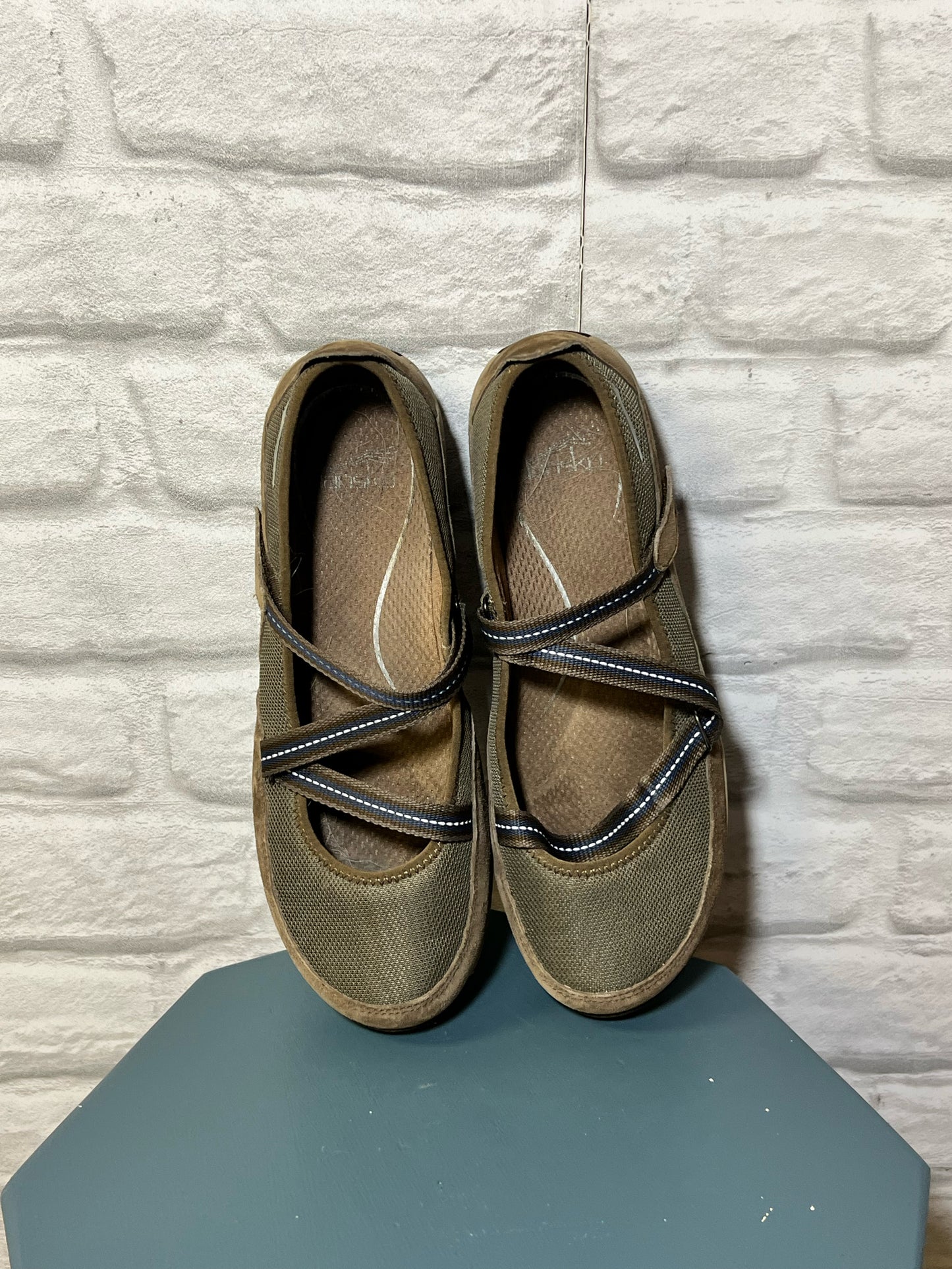 Dansko Size 40 Tan Shoes