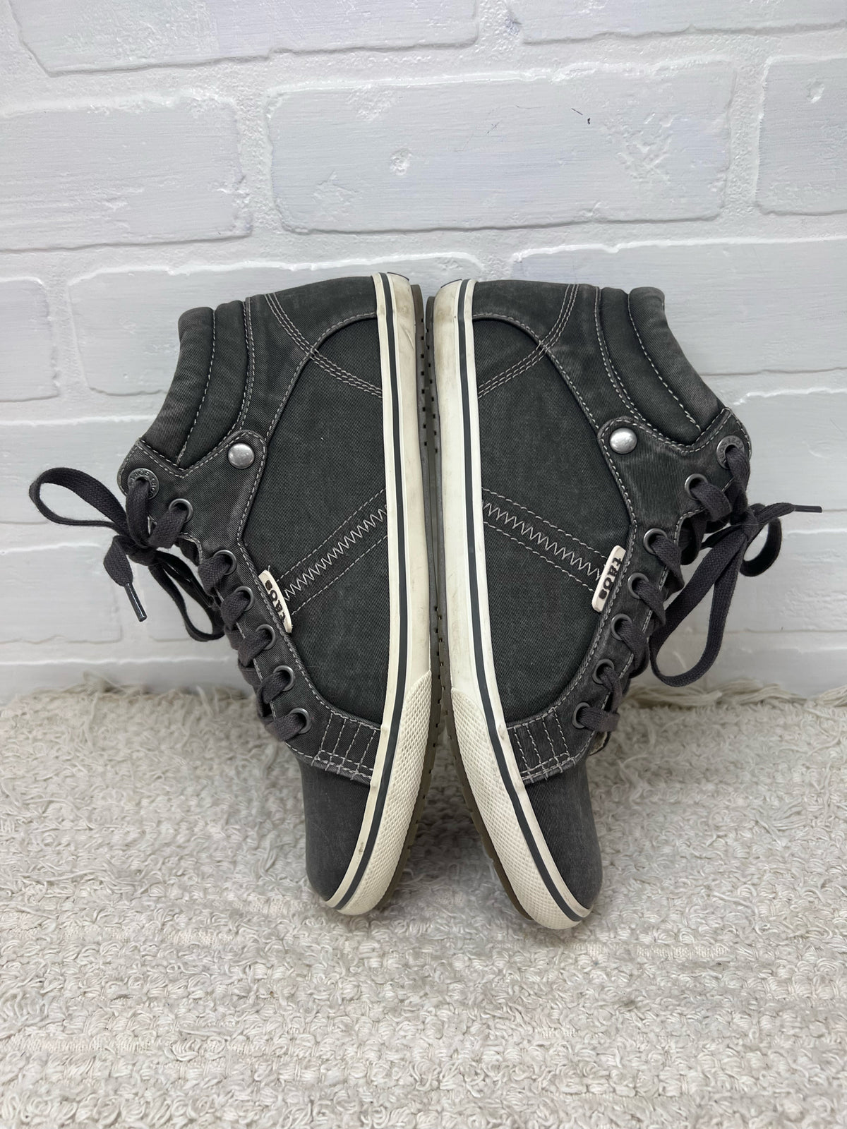 Shoe Size 8 Taos Gray Canvas Top Star Sneakers
