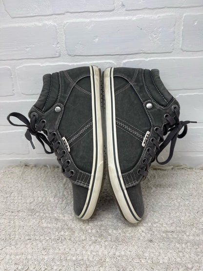 Shoe Size 8 Taos Gray Canvas Top Star Sneakers