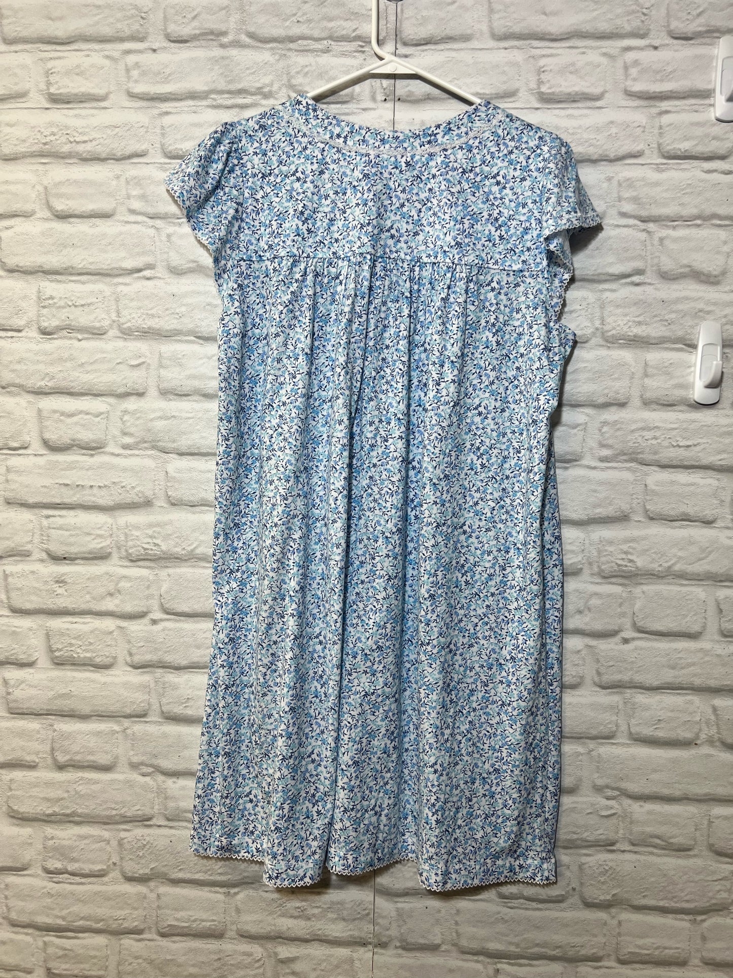 Size XL Miss Elaine NWT blue & white nightgown