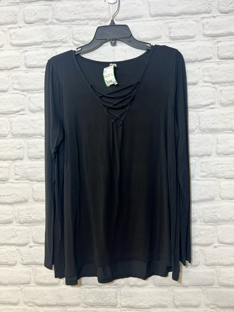 Size M Old Navy black criss cross detail top