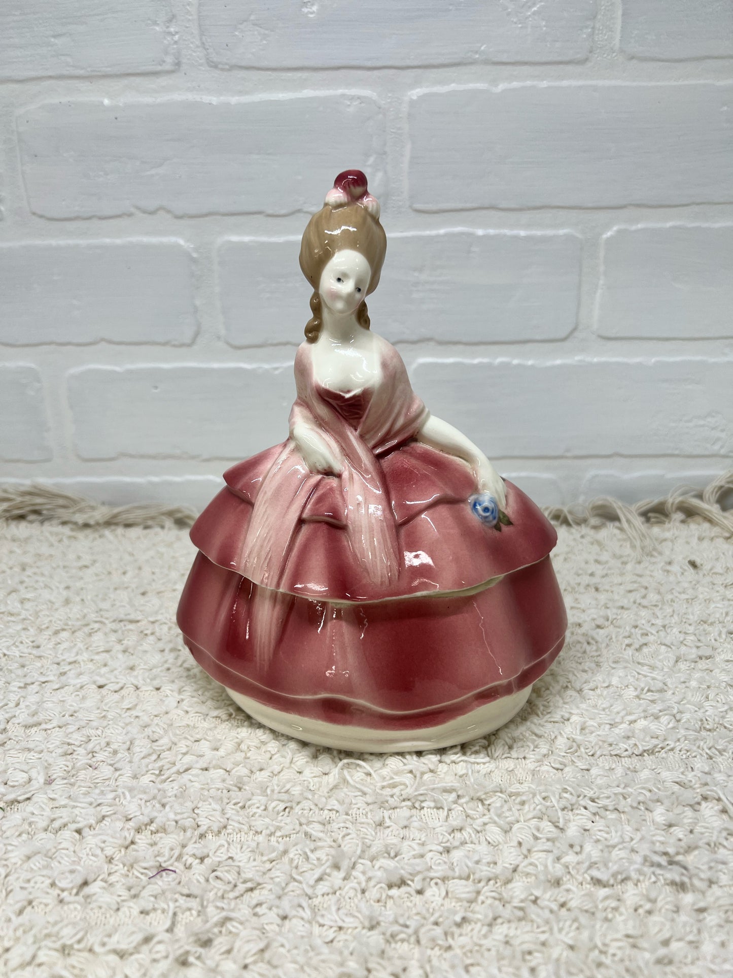 Vintage lady powder box/trinket box