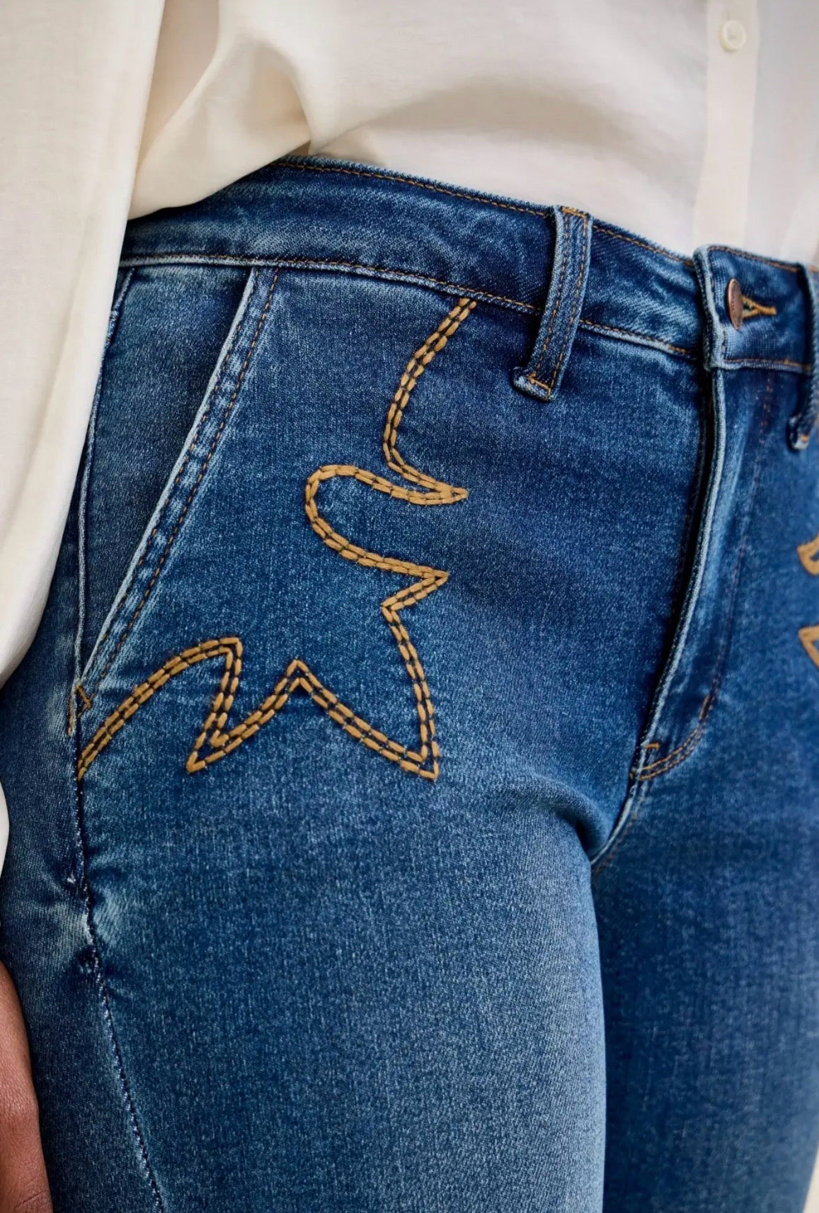 Judy Blue Daisy Bootcut Jeans in Saddle Blue w/ Cowboy Boot Stitching