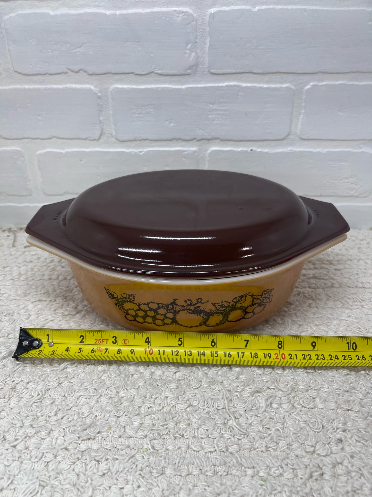 Pyrex Old Orchard 1.5 QT Oval Lidded Casserole Dish
