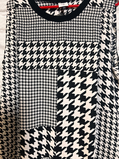 Size M CAbi Black & White Houndstooth Checked Blouse