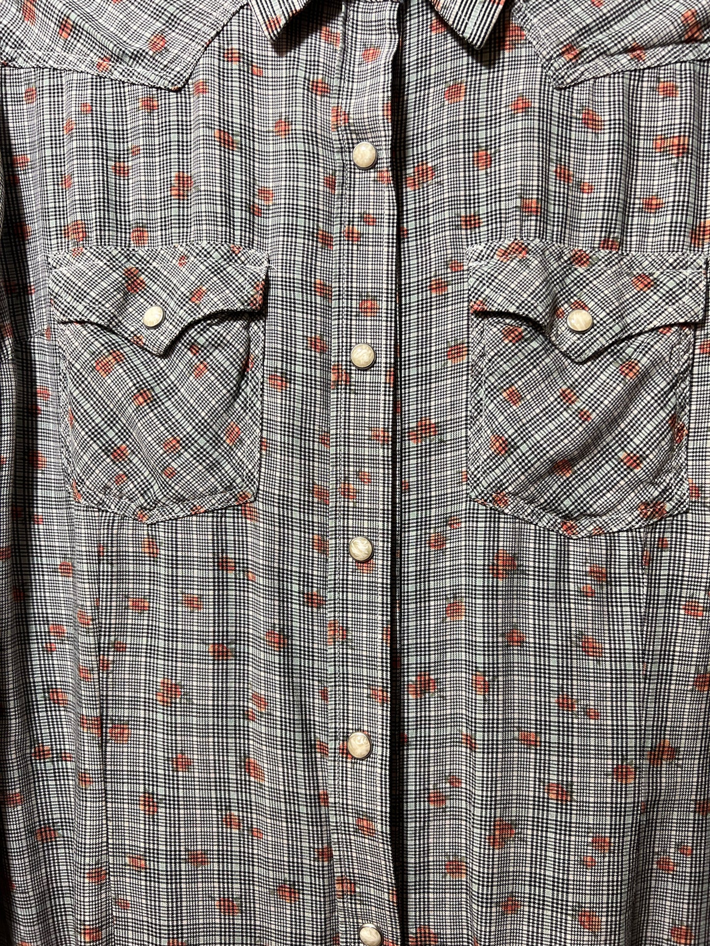Size M Retro Wrangler snap front shirt