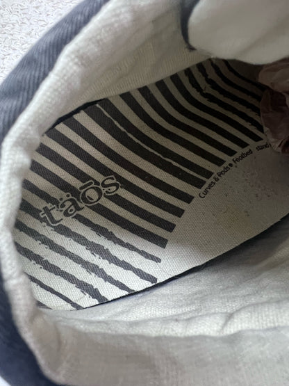 Shoe Size 8 Taos Gray Canvas Top Star Sneakers