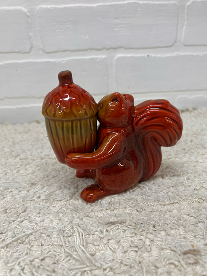 Salt & Pepper Shaker set - Squirrel Holding Nut