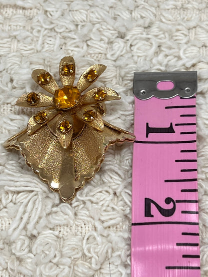 Goldtone vintage flower pin w/ amber colored stones
