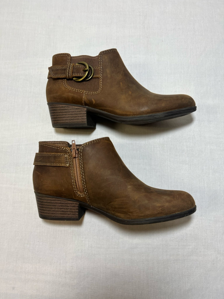 Shoe Size 8.5 Clarks brown leather booties