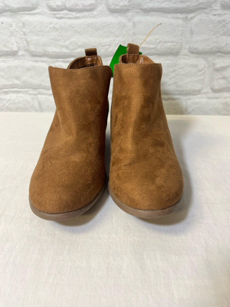 Shoe Size 9 American Eagle brown pull on booties