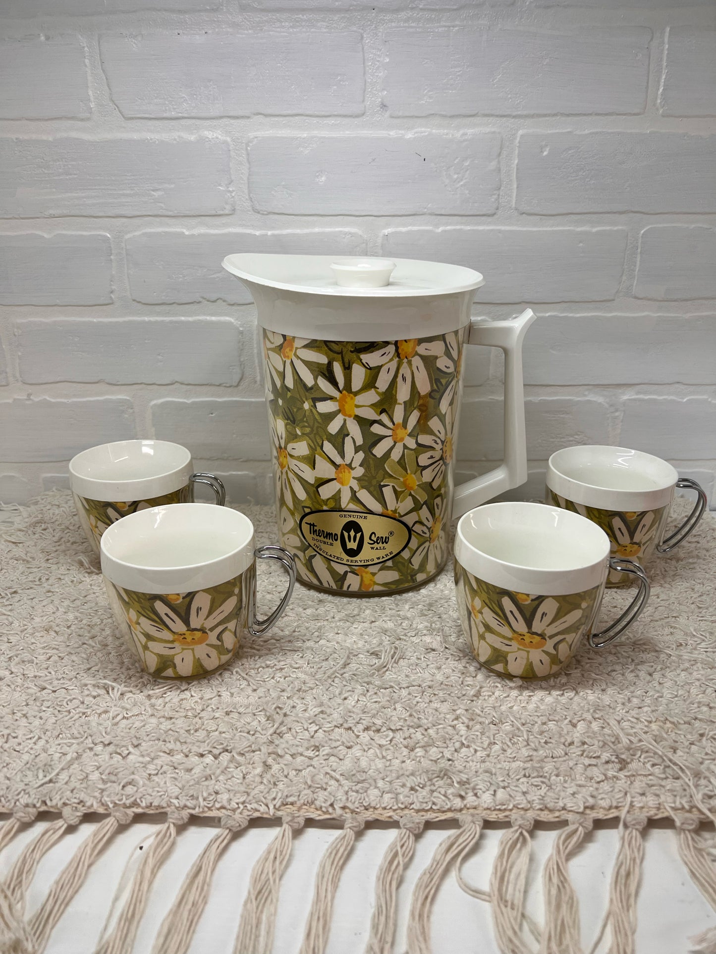 Thermo-Serv Lidded Pitcher w/ Four Mugs Green Daisy 1970's pattern