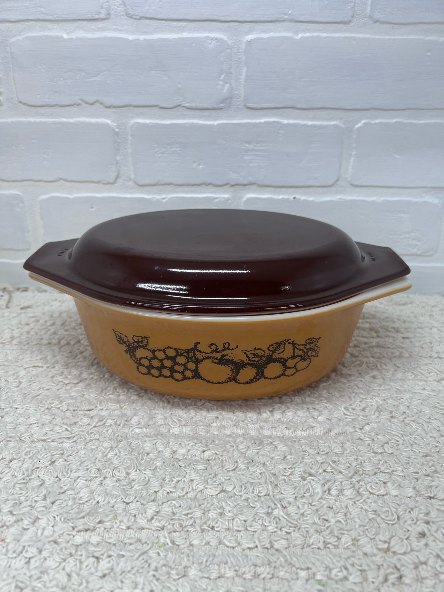Pyrex Old Orchard 1.5 QT Oval Lidded Casserole Dish