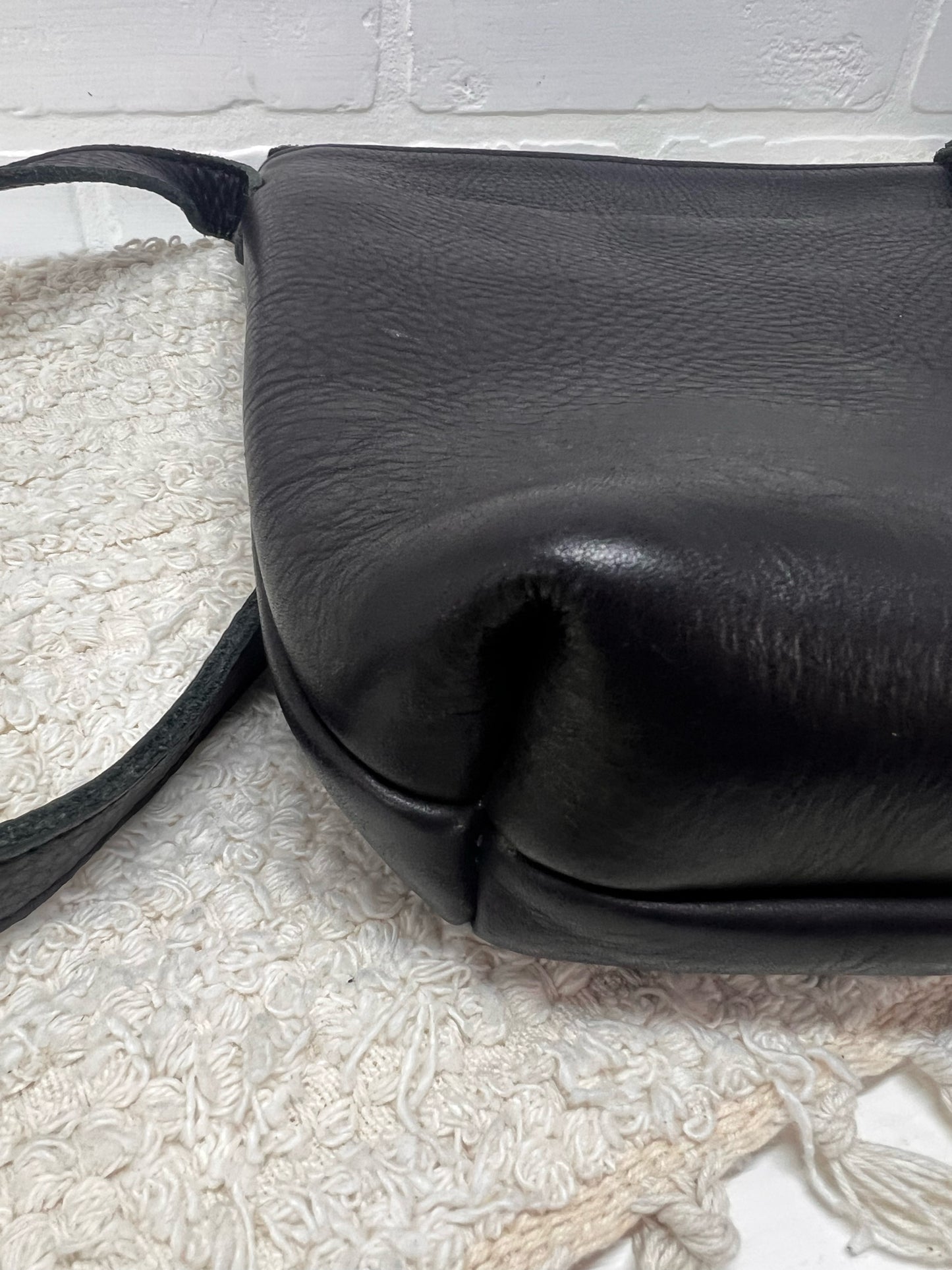 Duluth Trading Co. NWT Lifetyle Leather Sling Bag