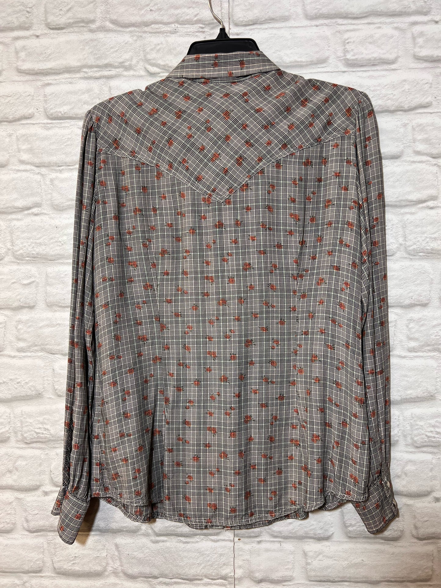 Size M Retro Wrangler snap front shirt