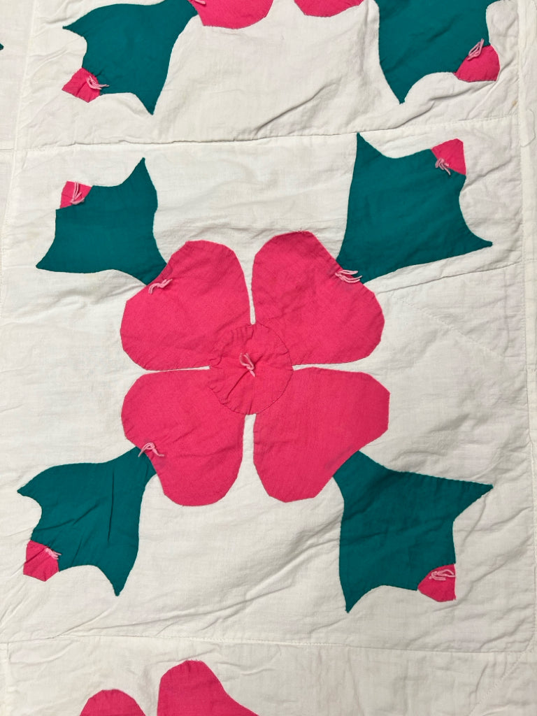 Vintage Rose of Sharon applique quilt, pink & white, 82x66"