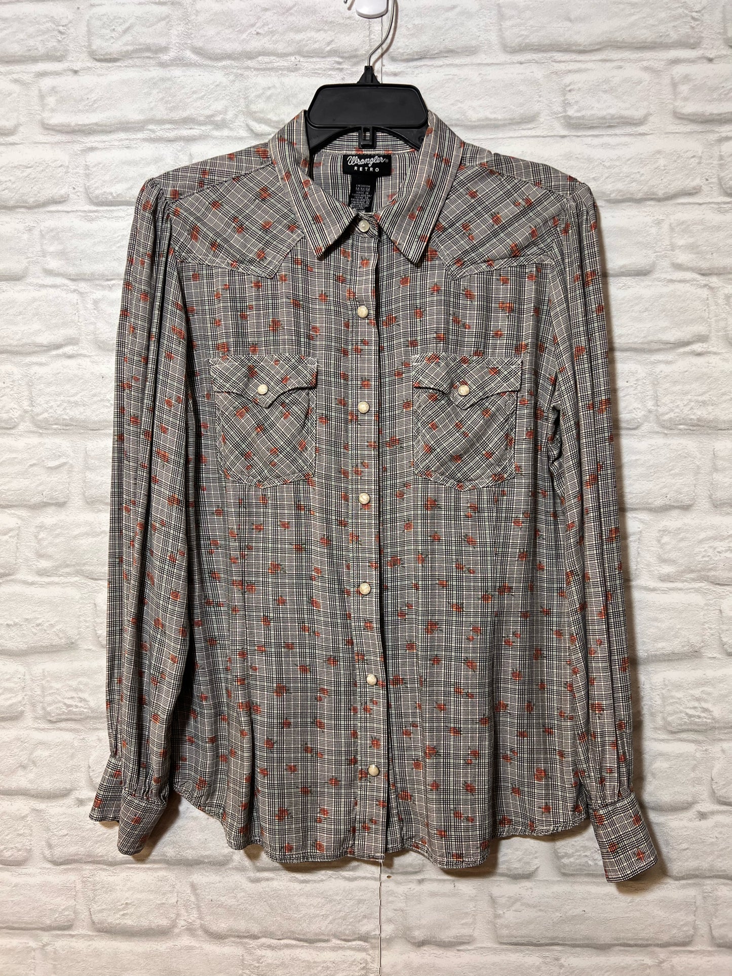Size M Retro Wrangler snap front shirt