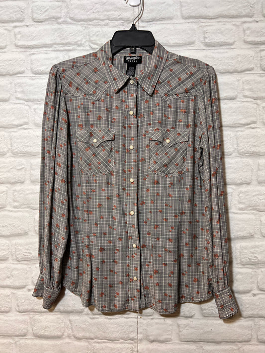 Size M Retro Wrangler snap front shirt