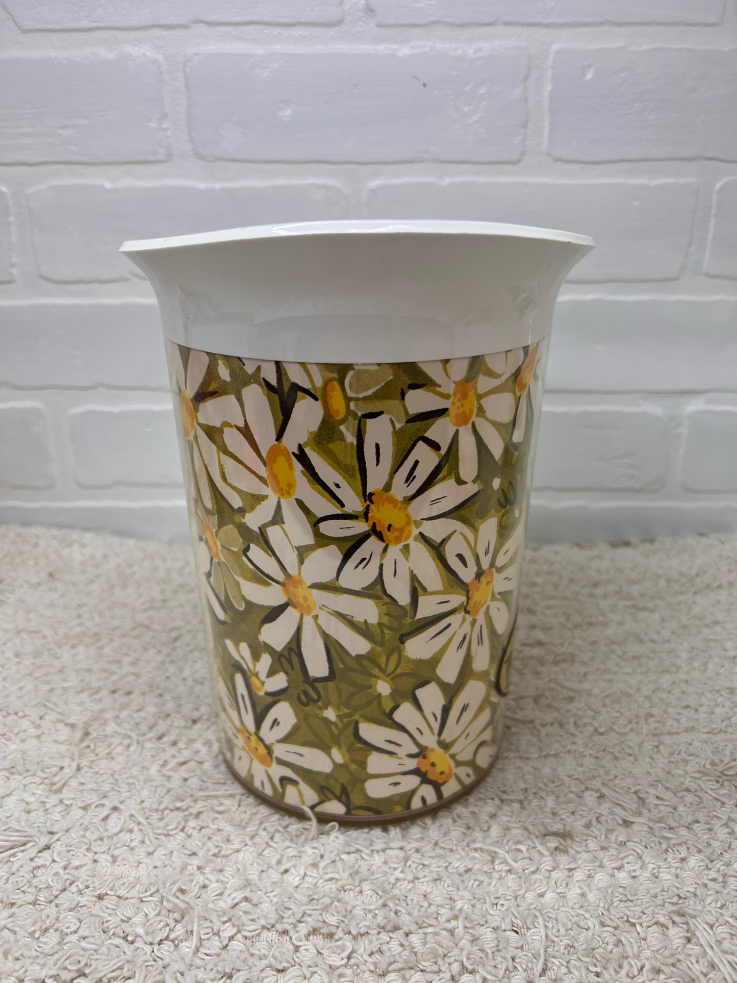 Thermo-Serv Lidded Pitcher w/ Four Mugs Green Daisy 1970's pattern