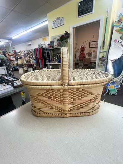 Vintage Wicker Hamper/Picnic Basket