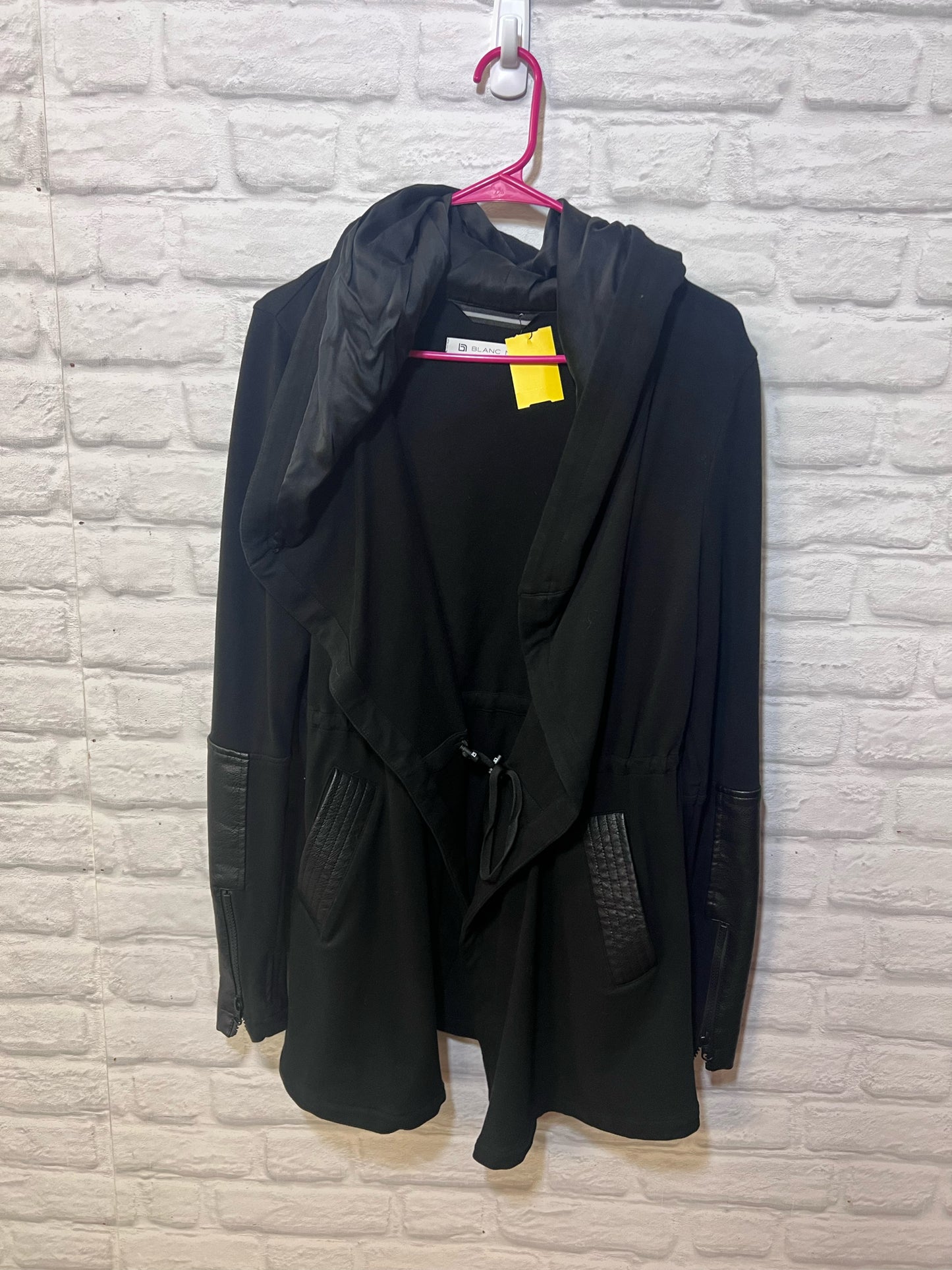 Size M Blanc Noir Traveler Jacket